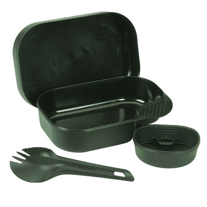 Olijfgroene Wildo Camp Box-set met bord, beker en spork gemaakt van duurzaam BPA-vrij plastic om buiten te eten.