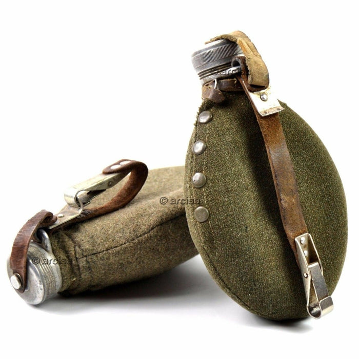 Originele metalen drinkfles uit het Zweedse leger uit de Tweede Wereldoorlog met wollen zakje en leren band voor militair gebruik.